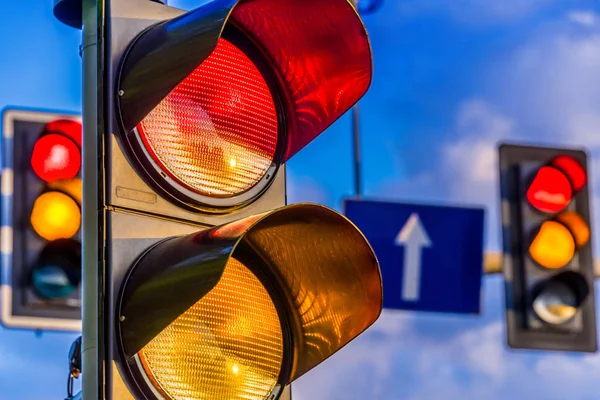 Verkeerslichten over stedelijk kruispunt — Stockfoto