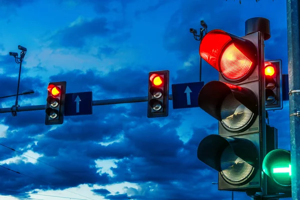 Luzes de trânsito sobre a intersecção urbana — Fotografia de Stock