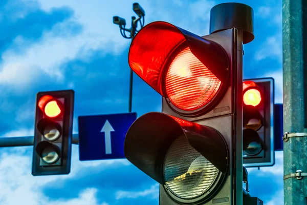 Közlekedési lámpák a városi kereszteződés felett — Stock Fotó