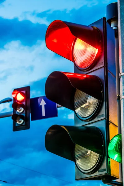 Trafikljus över vägkorsningen — Stockfoto