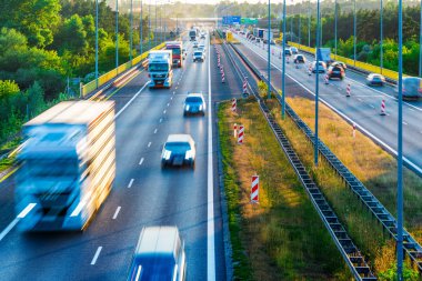 Dört şeritli kontrollü erişimli otoyol Polonya kamyonlara