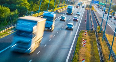 Dört şeritli kontrollü erişimli otoyol Polonya kamyonlara