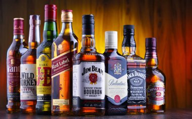 Birkaç küresel viski marka şişe