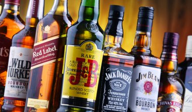 Birkaç küresel viski marka şişe