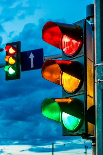 Şehir kavşağında trafik ışıkları — Stok fotoğraf