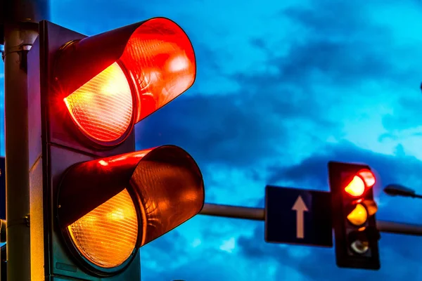 Luzes de trânsito sobre a intersecção urbana — Fotografia de Stock