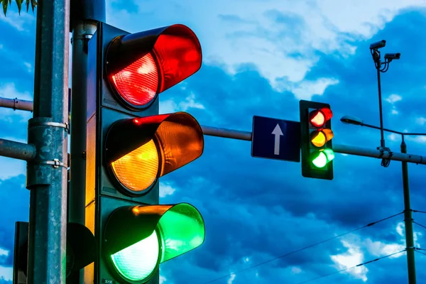 Luzes de trânsito sobre a intersecção urbana — Fotografia de Stock