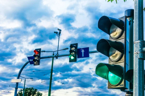 Semáforos sobre intersección urbana — Foto de Stock