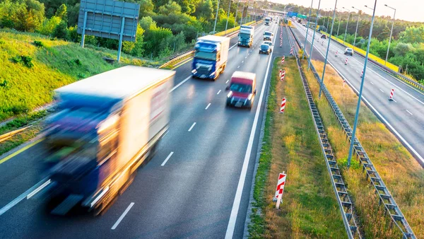 Caminhões na auto-estrada de quatro faixas de acesso controlado na Polónia — Fotografia de Stock