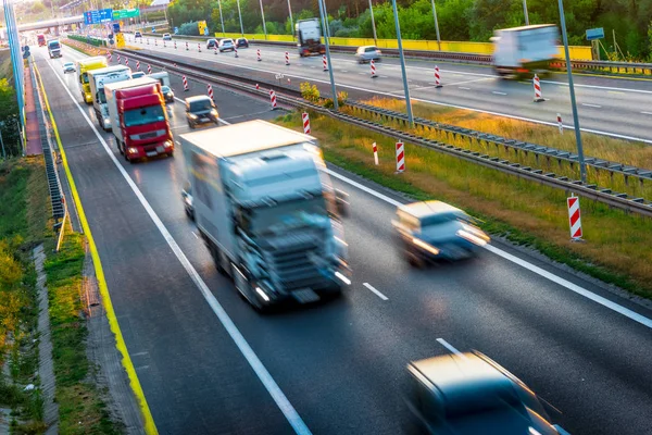 Vrachtwagens op vier lane controlled-access highway in Polen — Stockfoto