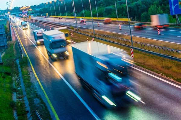 Вантажних автомобілів на чотири смуги автомагістраль в Польщі — стокове фото
