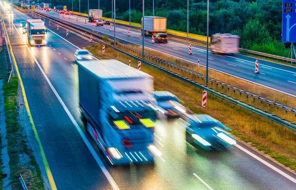 Camiones en carretera de acceso controlado de cuatro carriles en Polonia —  Fotos de Stock