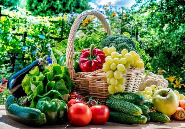 Mängd färska ekologiska grönsaker och frukter i trädgården — Stockfoto