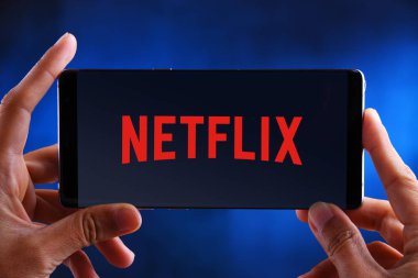 Netflix logo görüntüleme smartphone holding eller