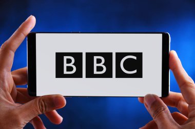 Bbc logosunu gösteren akıllı telefonu tutan eller