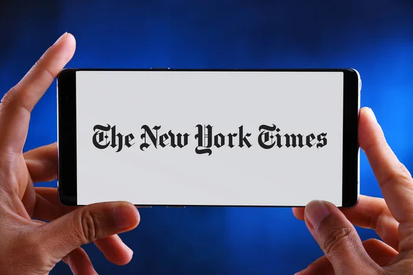 Hände mit Smartphone, das das Logo der New Yorker Zeiten zeigt — Stockfoto