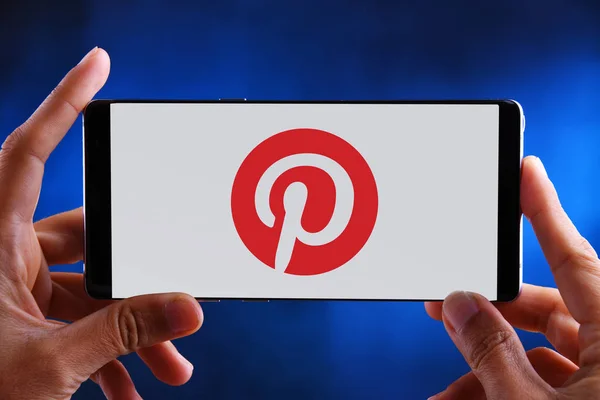 Manos sosteniendo el logotipo del smartphone de Pinterest —  Fotos de Stock