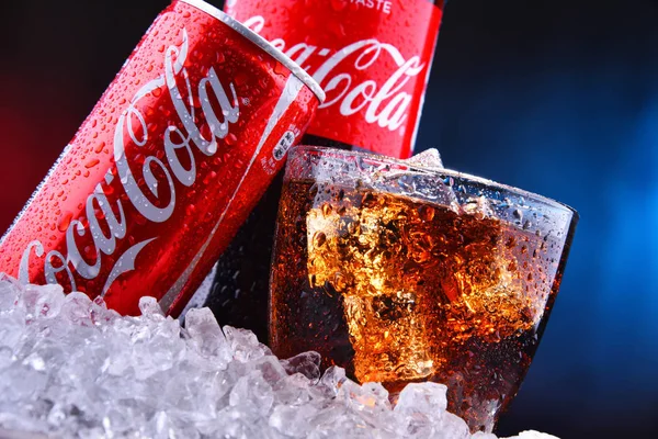 Una copa y una lata de Coca-Cola — Foto de Stock