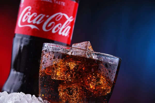 Egy üveg és egy pohár Coca-Cola — Stock Fotó