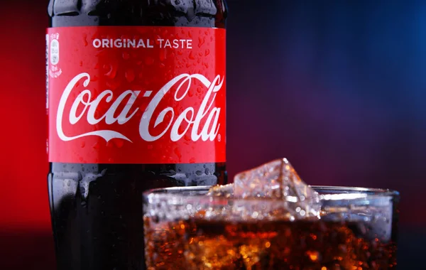 Una botella y un vaso de Coca-Cola — Foto de Stock