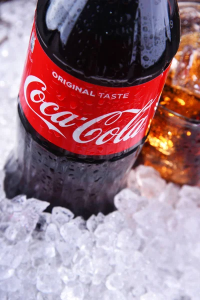 Een fles en een glaasje Coca-Cola — Stockfoto