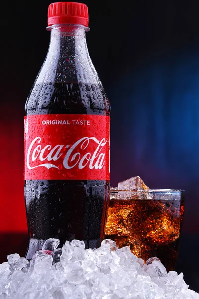 Бутылка и бокал кока-колы — стоковое фото