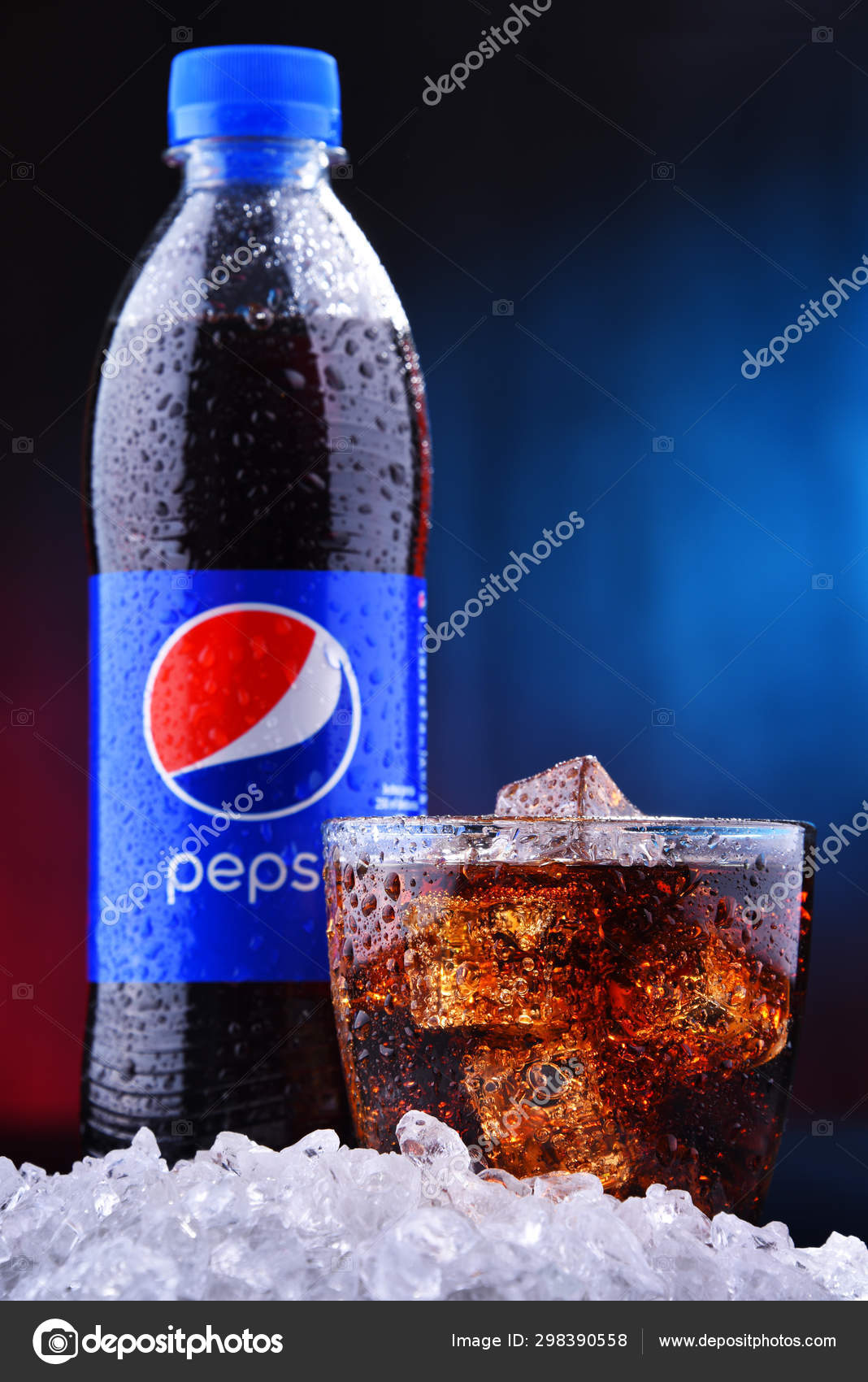 Une bouteille et un verre de Pepsi — Photo éditoriale par ©monticello -  #298390558, image size:1068x1700
