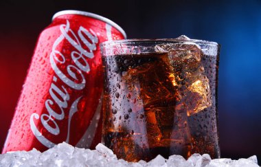 Bir bardak ve bir kutu Coca-Cola