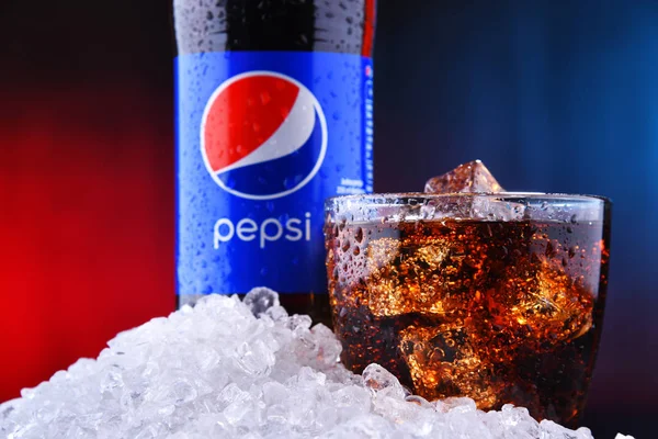En flaska och ett glas Pepsi — Stockfoto