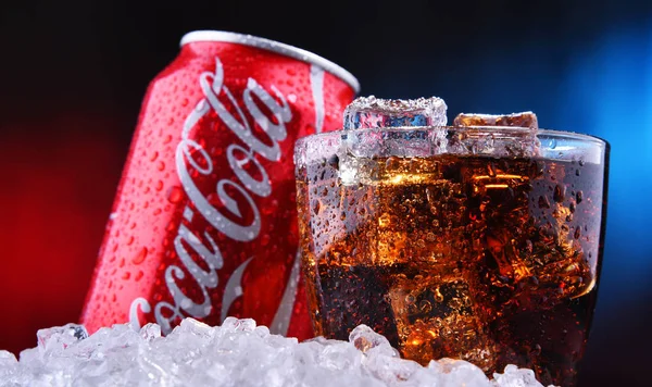 Un verre et une canette de Coca-Cola — Photo