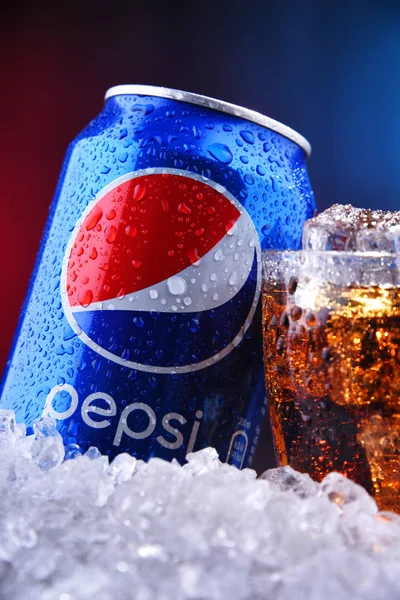 Eine Dose und ein Glas Pepsi — Stockfoto