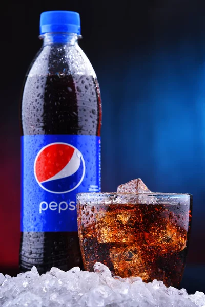 A bottle and a glass of Pepsi — Stock Photo, Image