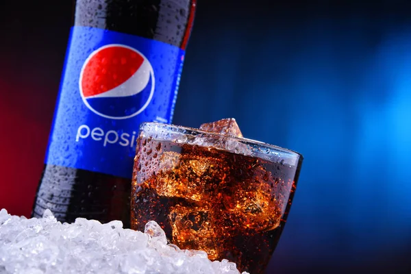 Een fles en een glas Pepsi — Stockfoto