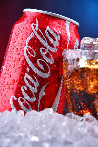 Ett glas och en burk Coca-Cola — Stockfoto