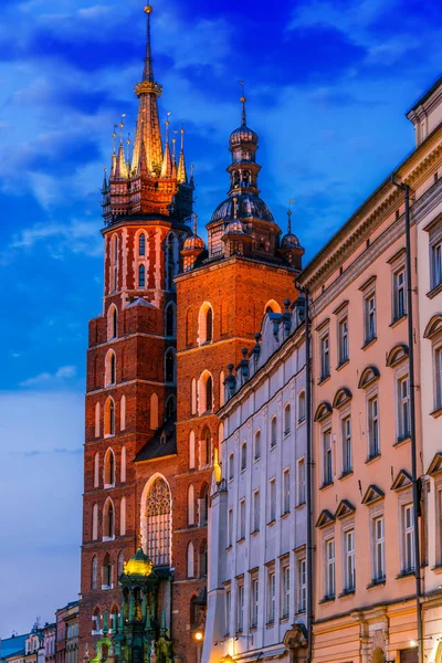 Főtér a Szent Mária bazilikával Krakkóban, Lengyelországban — Stock Fotó