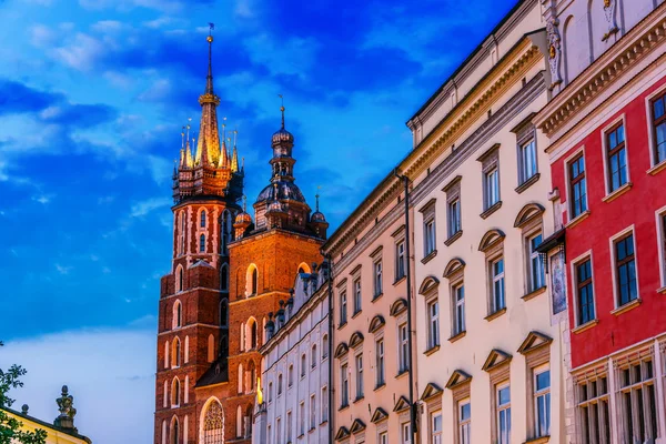 Plaza del Mercado Principal con Basílica de Santa María en Cracovia, Polonia — Foto de Stock