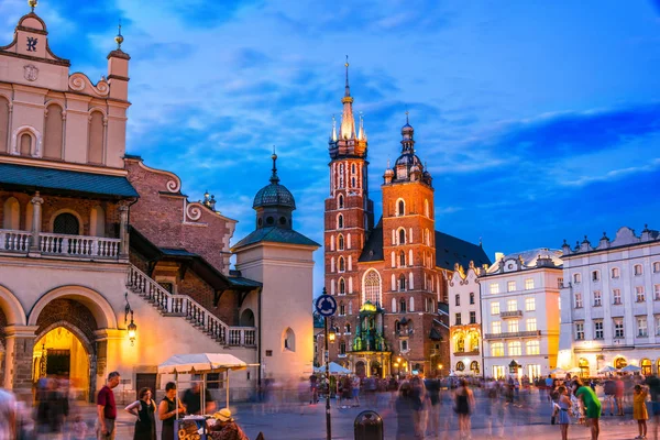 Main Market Square with Saint Mary's Basilica in Krakow, Poland — Stock Photo, Image