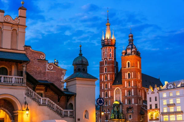 Main Market Square with Saint Mary's Basilica in Krakow, Poland — Stock Photo, Image