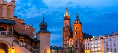 Krakow, Polonya'da Saint Mary Bazilikası ile Ana Pazar Meydanı