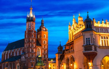 Krakow, Polonya'da Saint Mary Bazilikası ile Ana Pazar Meydanı