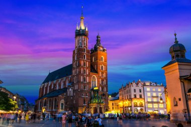Krakow, Polonya'da Saint Mary Bazilikası ile Ana Pazar Meydanı