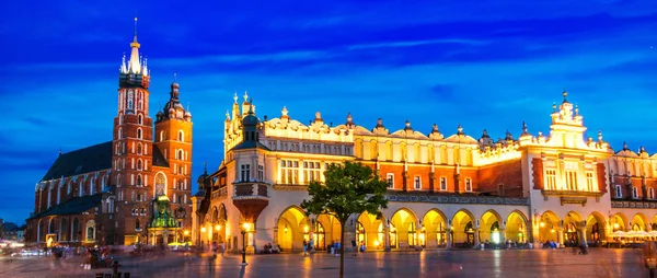 Центральна Ринкова площа з базилікою Святої Марії в Кракові, Польща — стокове фото
