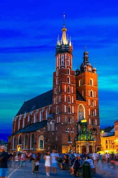 Main Market Square with Saint Mary's Basilica in Krakow, Poland — Stock Photo, Image