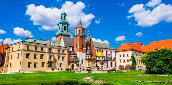 A Wawel katedrális a Wawel domb, Krakkó, Lengyelország — Stock Fotó