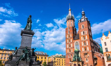 Krakow, Polonya'da Saint Mary Bazilikası ile Ana Pazar Meydanı
