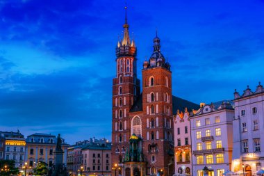Krakow, Polonya'da Saint Mary Bazilikası ile Ana Pazar Meydanı