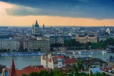 Gün batımından sonra Budapeşte'nin panoramik manzarası