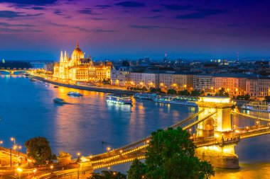 Gece Budapeşte panoramik görünüm