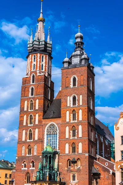 Πλατεία Κεντρικής αγοράς με τη Βασιλική της Αγίας Μαρίας στην Κρακοβία, Πολωνία — Φωτογραφία Αρχείου
