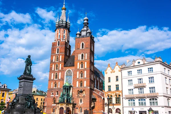 Πλατεία Κεντρικής αγοράς με τη Βασιλική της Αγίας Μαρίας στην Κρακοβία, Πολωνία — Φωτογραφία Αρχείου